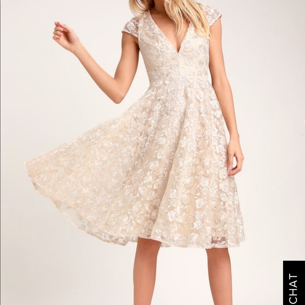 Lulu’s CHAMPAGNE FLORAL LACE BACKLESS MIDI DRESS